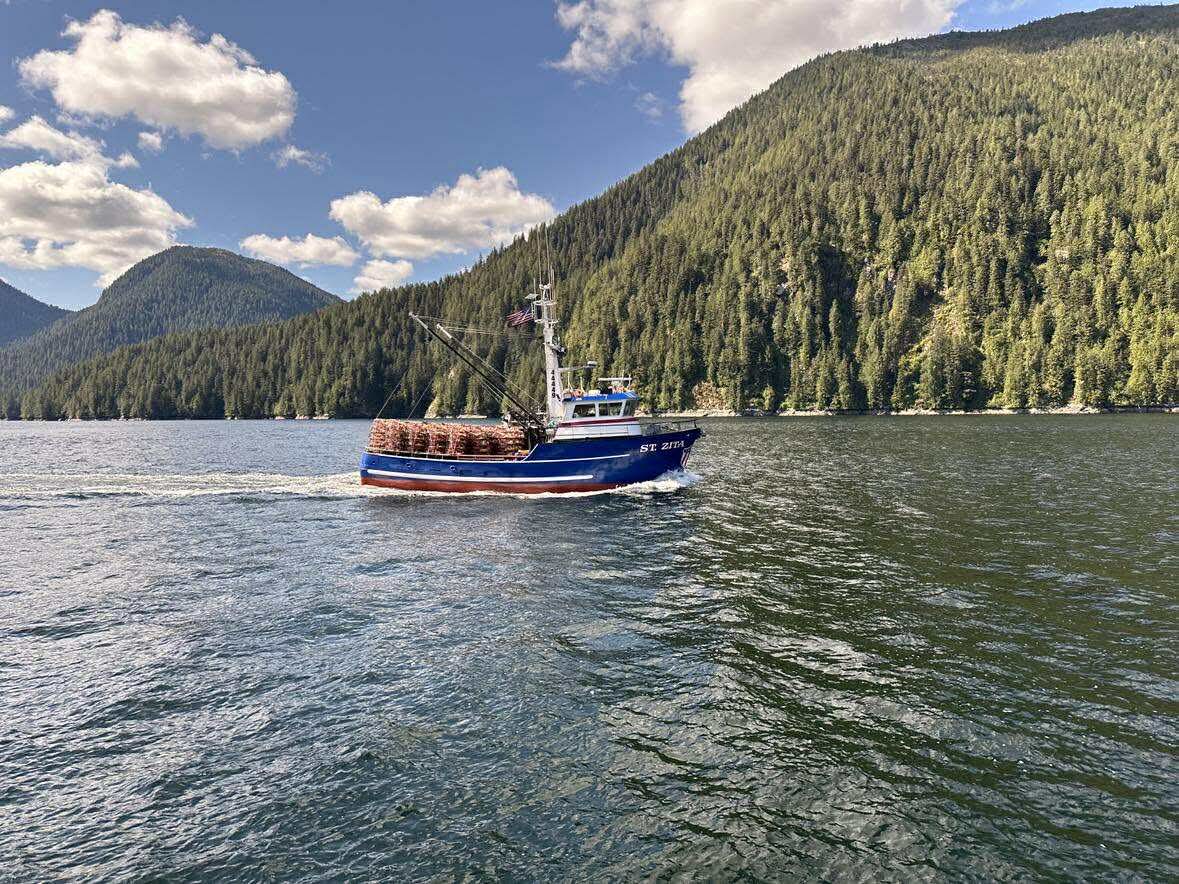 dungeness crab fishing boat in alaska